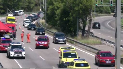 Паднал в 30-метрова пропаст: Пътнически автобус се преобърна на каталунската магистрала
