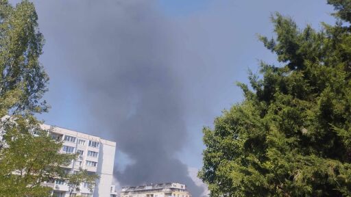 Автосервиз гори в столичния квартал "Свобода" (ВИДЕО И СНИМКИ)