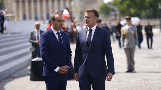 Рейтингът на Макрон намалява за сметка на растящото одобрение за Льокорню