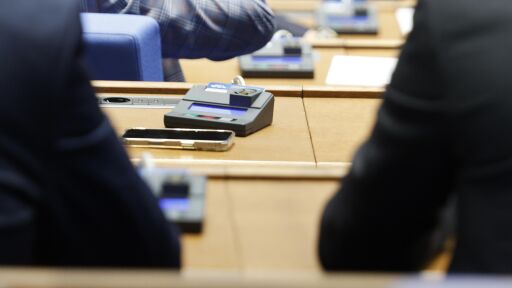 С едноминутно мълчание депутатите почетоха паметта на починалия полицая до НС