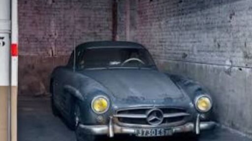 30 години в гараж: Откриха безценен Mercedes 300 SL, сглобиха го с помощта на корково дърво