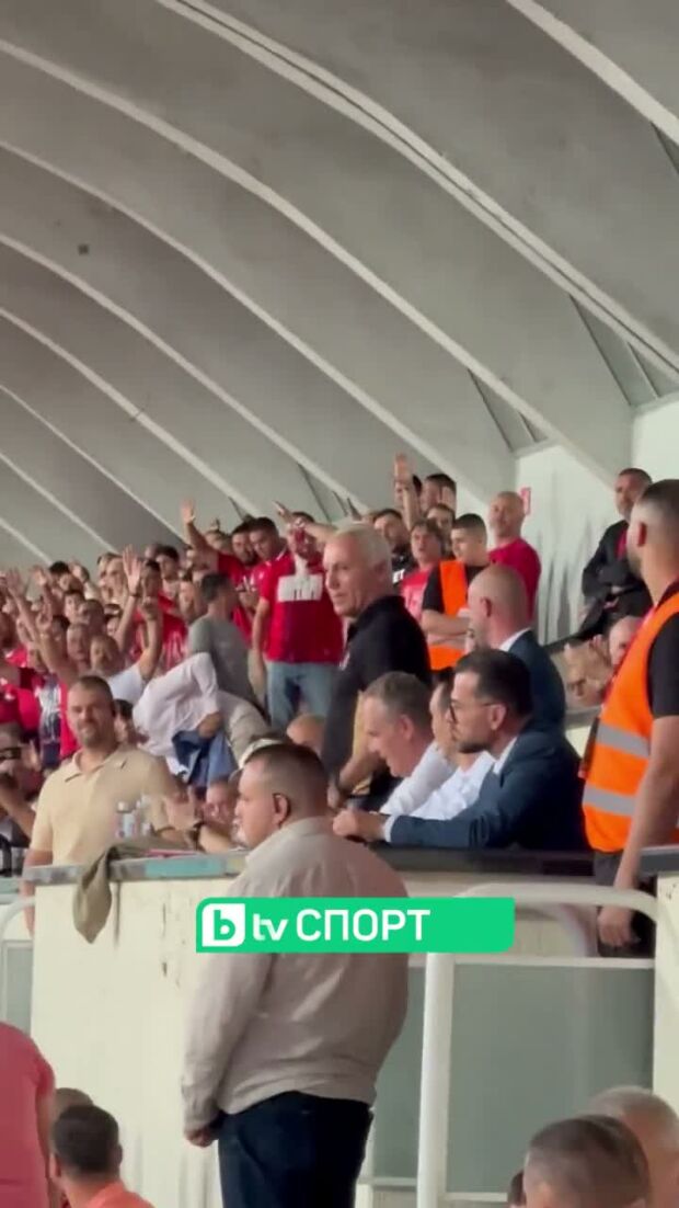 Феновете на ЦСКА преветстваха Христо Стоичков