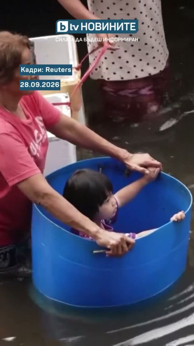 Насред бедствие: В Тайланд газят до кръста във вода, за да напазаруват