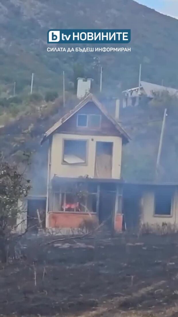 Голям пожар във вилна зона край Сливен