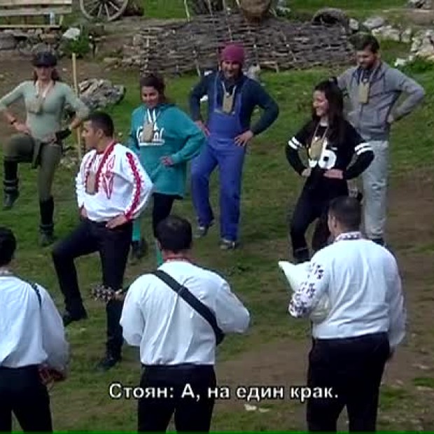 Урок по български народни танци