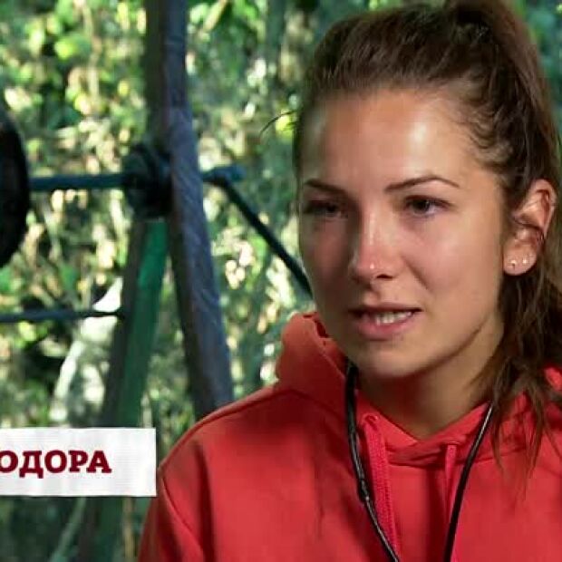 Теди решава да зарадва съотборниците си с палачинки за закуска