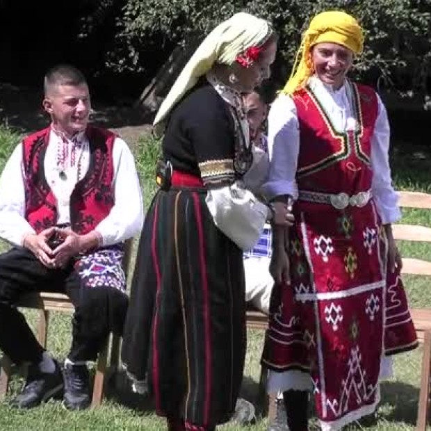 Какво символизират българските народни носии?
