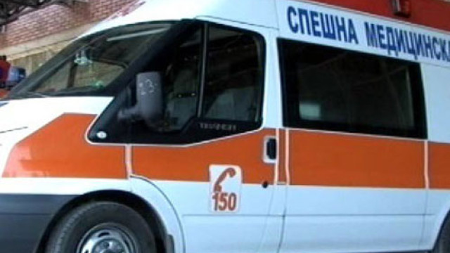 Снимка: Кола с четирима младежи падна от мост край Лом