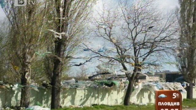 Снимка: Завод в Асеновград превръща околностите на сградата си в сметище