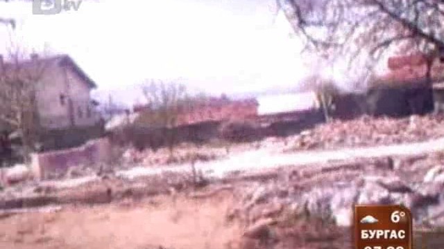 Снимка: Децата в пазарджишко село играят на основите на недостроена църква
