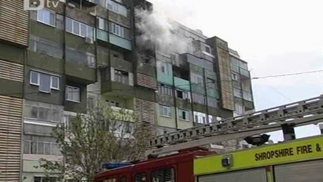 Снимка: Пожар горя в осеметажен блок в Русе