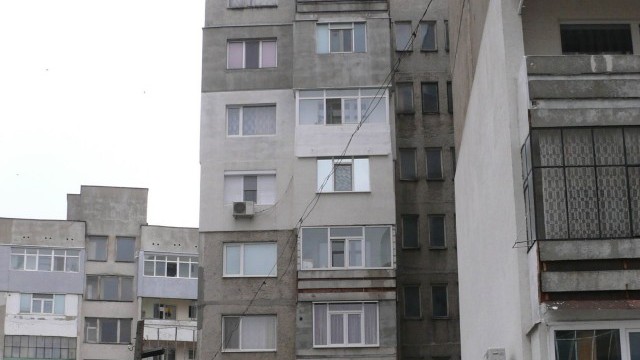 Снимка: Жена падна от 3-ия етаж на сграда