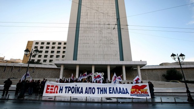 Снимка: Великденската криза в Гърция - посрещната с бонуси и пълни трапези