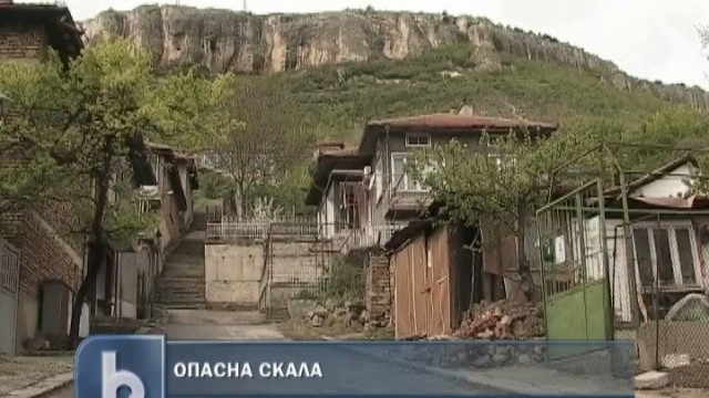 Снимка: 40-тонна скала надвиснала над Провадия
