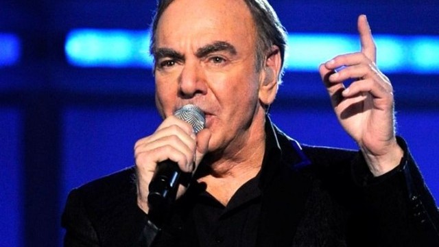 Снимка: Нийл Даймънд дарява на жертвите от Бостънския атентат