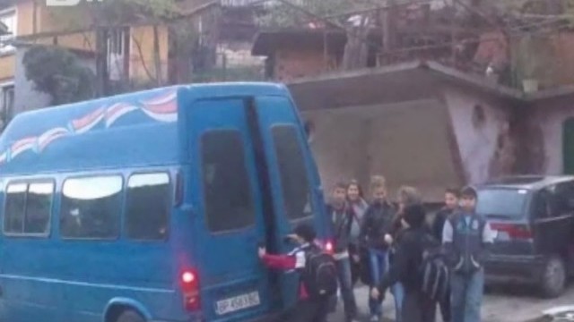 Снимка: Деца пътуват до училище, претъпкани в багажника на микробус