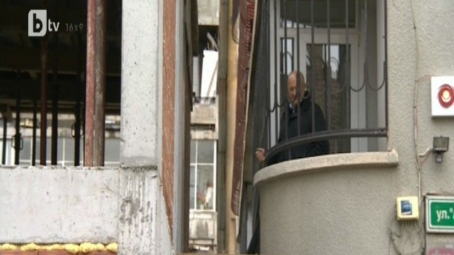 Снимка: Хората в столичен блок живеят на ръка разстояние от съседна сграда