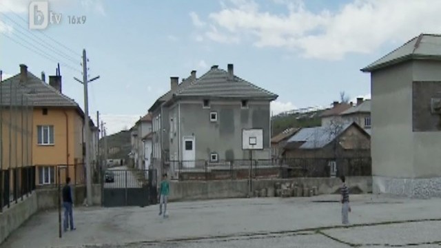 Снимка: Родители от Родопско масово на гурбет, децата отглеждани от баба и дядо
