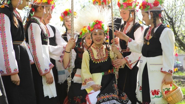 Снимка: Лазаровден: Защо само момичета лазаруват и каква е скритата символика (ВИДЕО)