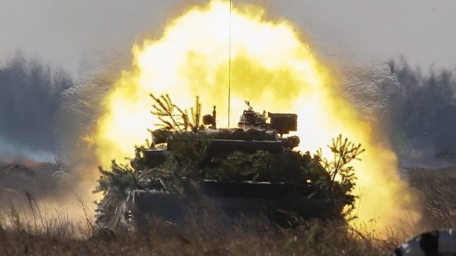 Снимка: Снарядът се взривил в танка им: Трима военни загинаха при експлозия