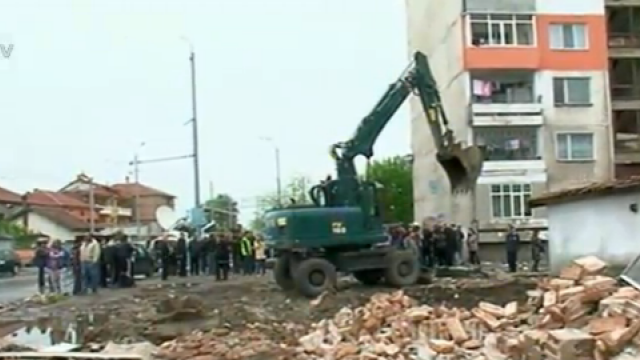 Снимка: Зелени площи и дръвчета на мястото на бутнатите постройки в Столипиново
