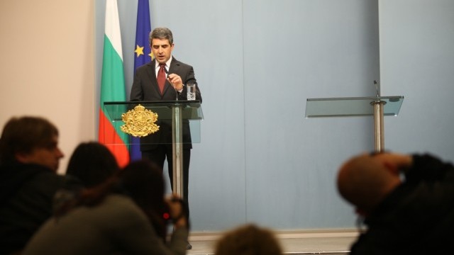 Снимка: Президентът под прицел – неконституционно и политическо