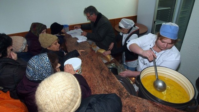 Снимка: 179 обществени трапезарии ще хранят хора в нужда