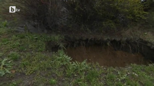 Снимка: Пропадна част от пътното платно на ﻿﻿бул. „Христофор Колумб” в София