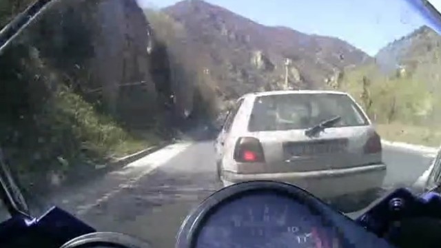 Снимка: Шофьорът, изтласкващ мотористи от пътя, е бил пациент на болницата в Курило