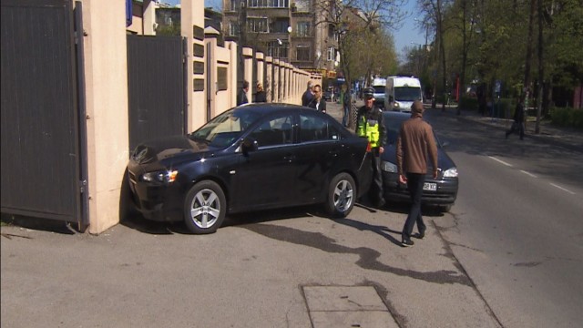 Снимка: Кола се вряза във входа на Специализирания наказателен съд