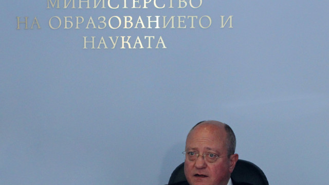 Снимка: Танев се среща с директорката на Немската гимназия след протеста на 15 септември