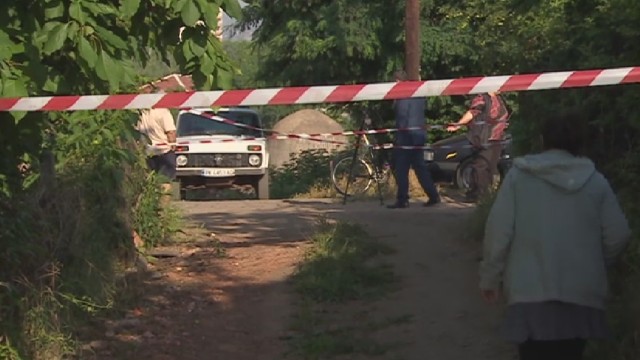 Снимка: Перничани на протест с каски и лопати