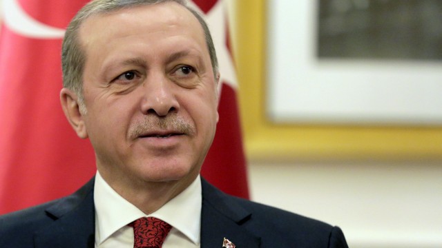 Снимка: Ердоган подписа указ за закриването над 1000 частни училища
