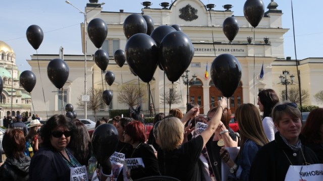 Снимка: Защо майките на деца с увреждания смятат, че вицепремиерът Валери Симеонов ги унижава?