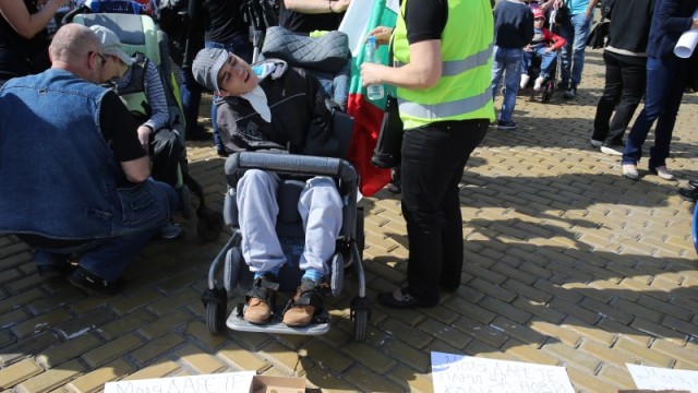 Снимка: Служител на социалното министерство обижда майките на деца с увреждания (ВИДЕО)