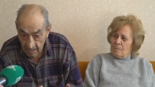 Снимка: Баба и дядо върнаха 80 лв. на банката, дадени им по погрешка