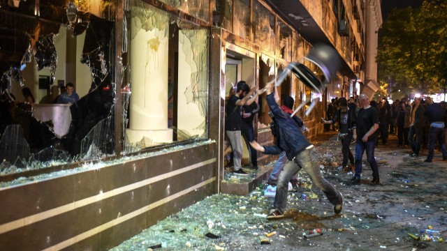 Снимка: Десетки са ранени, 12 са задържани след погрома в Скопие