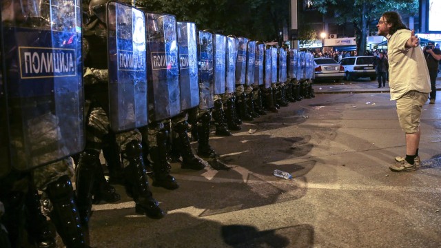 Снимка: Вестниците в Скопие: Журналисти илюстрират ситуацията в страната със снимки от киевския Майдан
