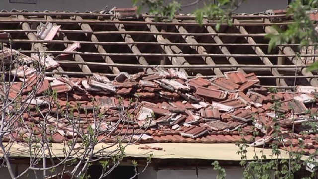 Снимка: Съборени покриви и унищожена реколта след бурята в Ямбол 