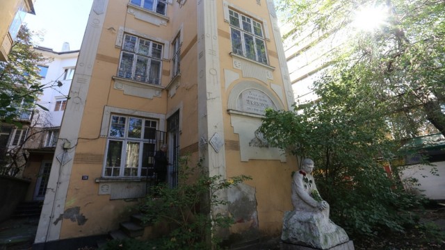 Снимка: Показват пистолета, с който се е простреляла Лора, в къщата-музей на Яворов