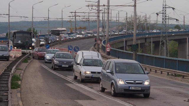 Снимка: Ремонтът на Аспаруховия мост доведе до транспортен кошмар във Варна