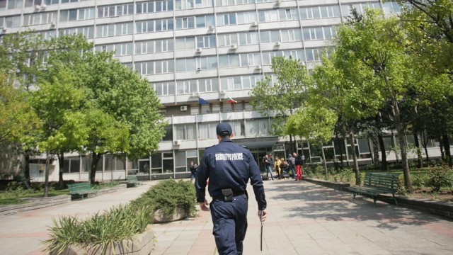 Снимка: Родители искат отговори за показната акция във Фонда за лечение на деца в чужбина