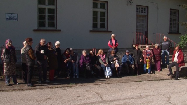 Снимка: Врачанско село се вдигна на протест в защита на кмета си