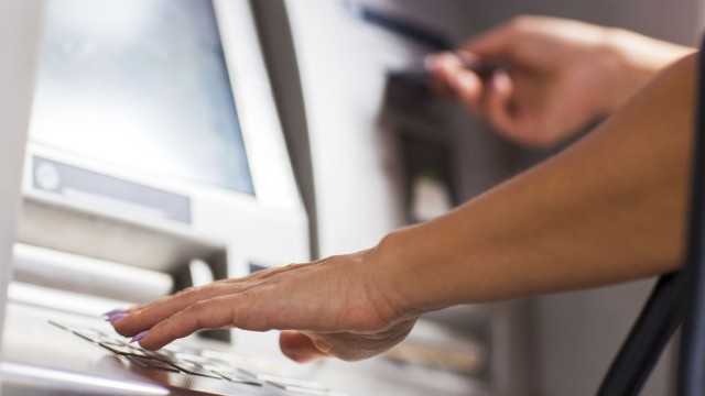 Снимка: „Картата е в мен, а току-що изтеглиха 255 евро“: Източват сметки в евро от една от най-големите банки на Балканите