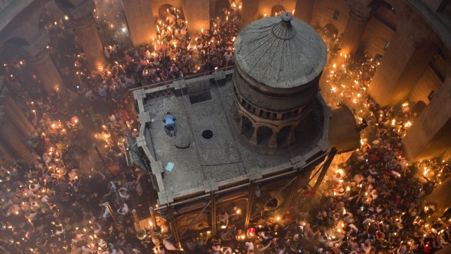 Снимка: Благодатният огън слезе на Божи гроб, очакваме го и в България