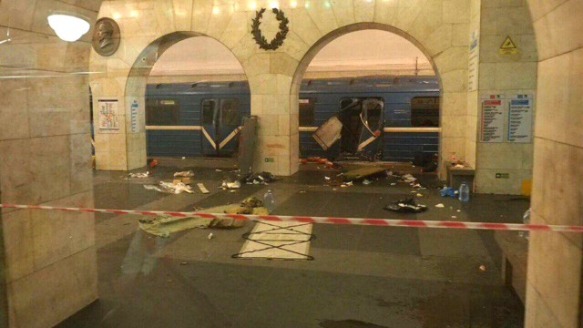 Снимка: Терор в Санкт Петербург: Взрив в метрото уби 11 души и рани десетки (ОБЗОР)