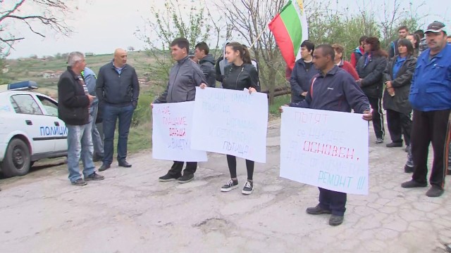 Снимка: Три плевенски села протестират срещу кошмарните пътища (СНИМКИ)