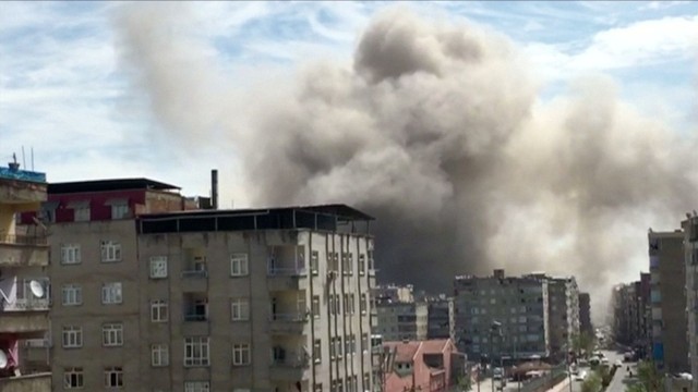 Снимка: Мощен взрив рани четирима души в Диарбекир 