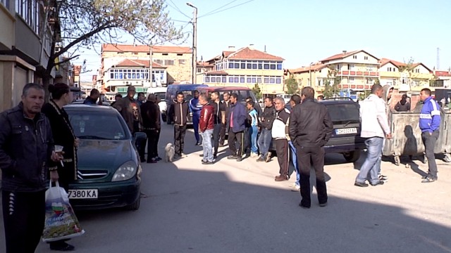 Снимка: Бунт срещу полицаи в Сливен заради съмнения за бито дете 