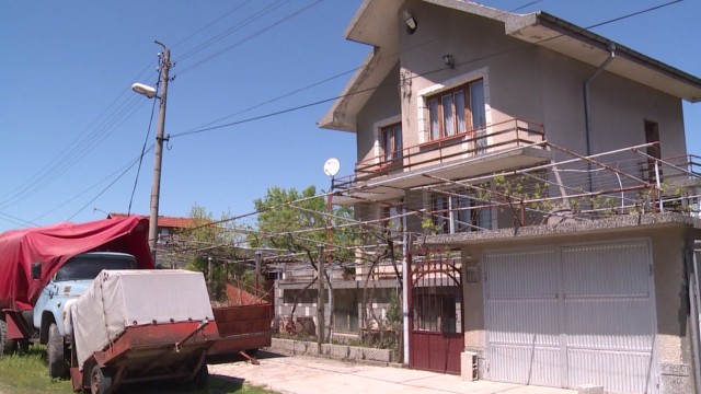 Снимка: Маскирани пребиха и ограбиха възрастно семейство в дома му
